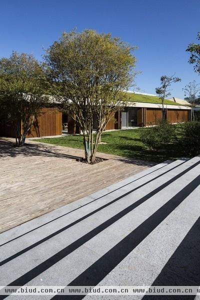 自然材料打造开放式空间 巴西M&M住宅(组图)