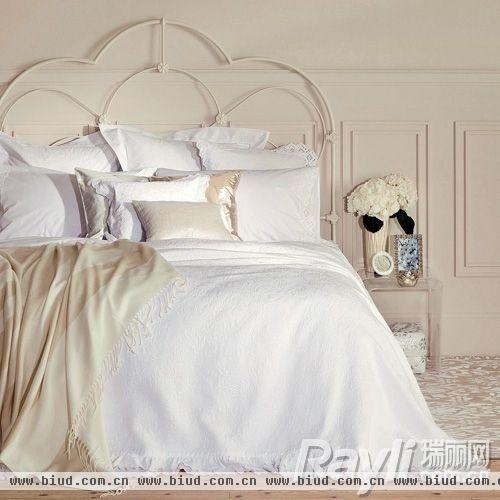 欧式圆角蕾丝边设计的床品彰显出高贵的奢华