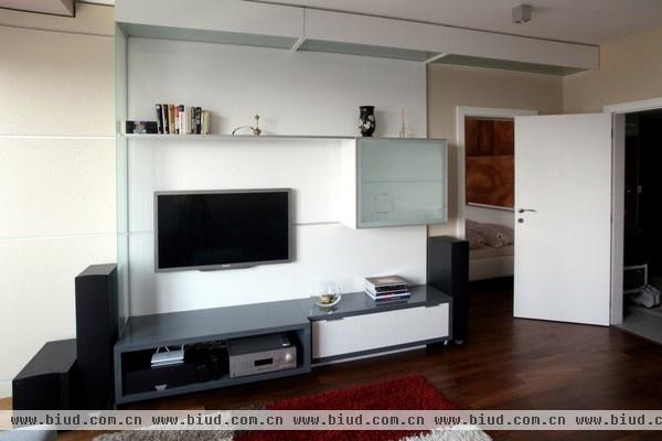 小空间也可以很精致 斯洛伐克红白黑公寓(图)