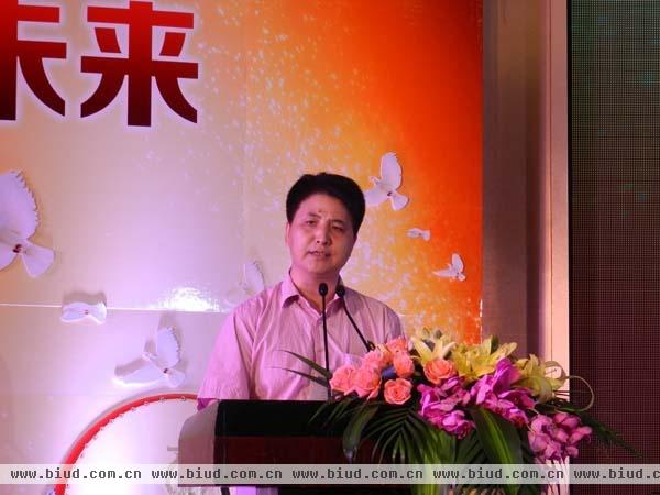 佛山市社会组织管理局副局长刘宇明宣读批文