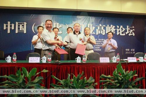 华北门业博览中心董事长冯克锋与中国林产工业协会秘书长石峰签订战略合作协会