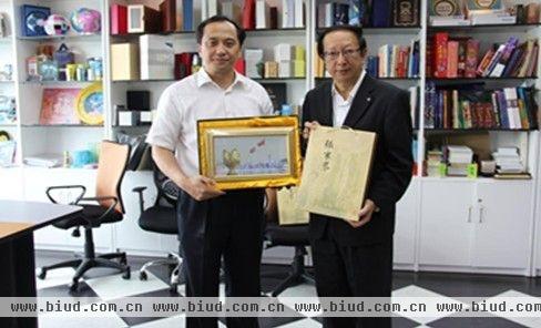 许显辉市长（左）与邓锦添会长（右）互赠礼品