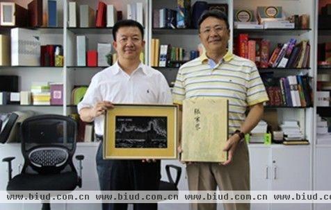 程丹峰副市长（左）与陈顺武副会长（右）互赠礼品