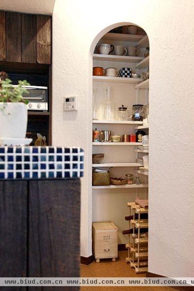 月牙形的拱型小空间，左右两面错落有致的木板打造的小空间，分层摆放上不同的物品，咖啡壶，餐具，杯子等，非常实用