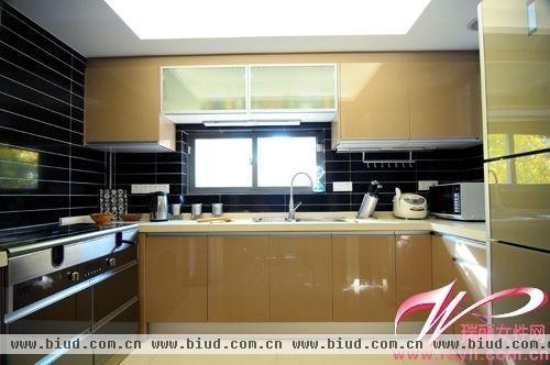 厨房也沿用了居室一贯的原木色调，使视觉感更为整洁、雅致