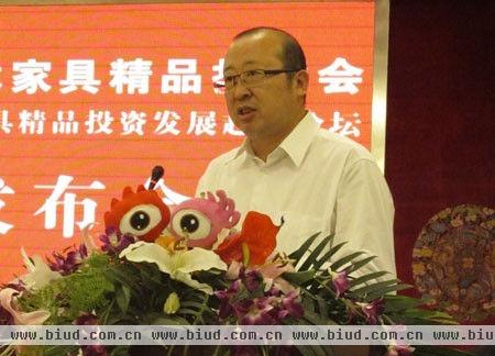 首届当代中国红木家具精品拍卖会组委会负责人蒋学顺先生