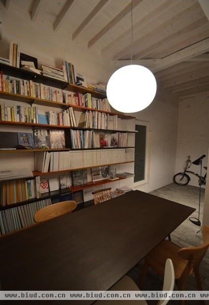 小户型也能玩自在 日本储藏室变身书房改造案