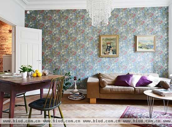沙发背景墙不单调 花朵壁纸贴出47平特色公寓