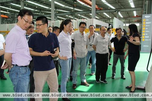 万科集团副总裁周俊庭(右三)一行在麓谷工厂实地考察