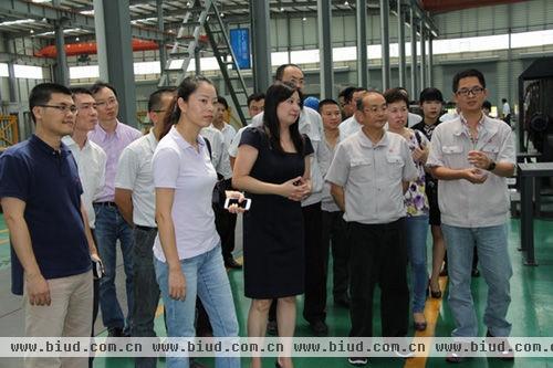 万科集团副总裁周俊庭参观时表示，远大住工的PC工厂最为震撼