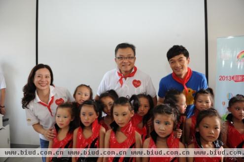 合肥市肥东元疃中心学校的孩子们为为爱上色嘉宾戴上红领巾