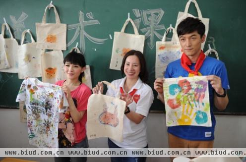 美术老师立邦公关及品牌传播总监Ariel和刷新大使一起带领孩子们用环保涂料绘制环保袋