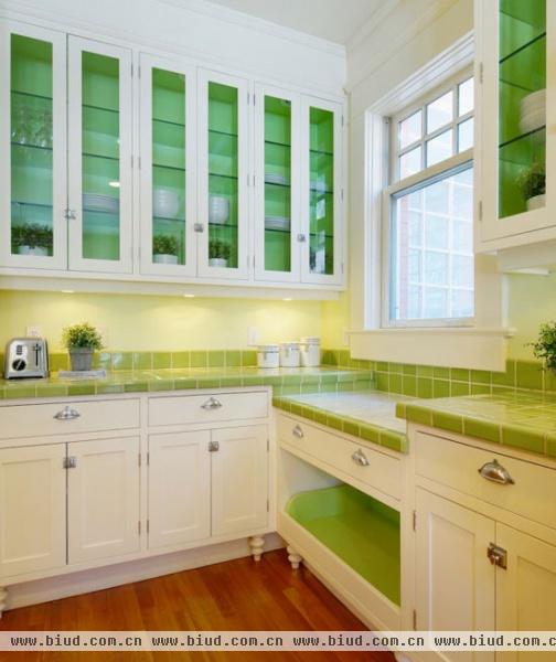 色味齐全 绿色瓷砖打造清新厨房