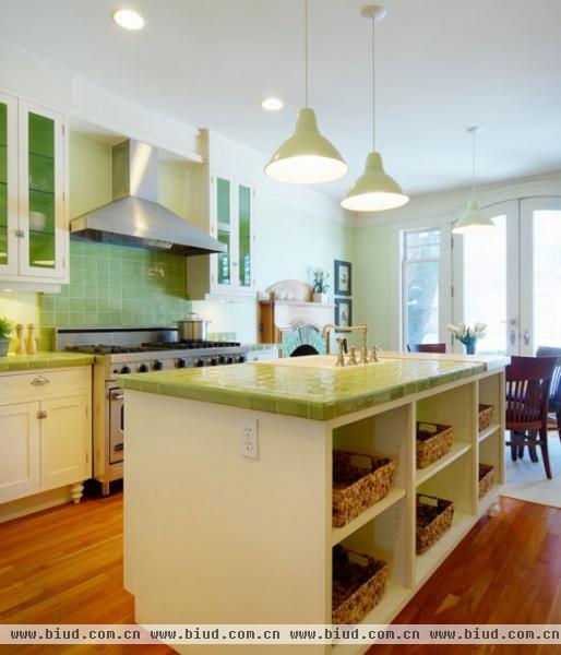 色味齐全 绿色瓷砖打造清新厨房