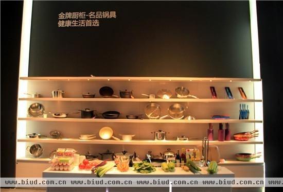 金牌厨柜创领广州建博会 整合展示厨房全产品