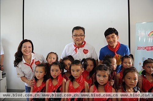 合肥市肥东元疃中心学校的孩子们为为爱上色嘉宾戴上红领巾
