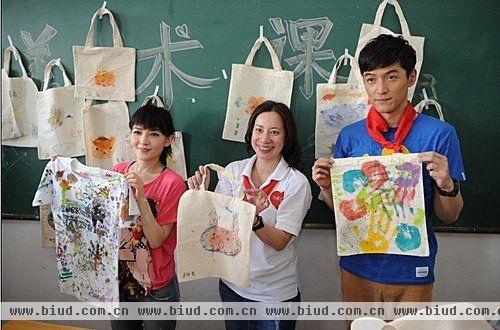 美术老师立邦公关及品牌总监Ariel和刷新大使一起带领孩子们用环保涂料绘制环保袋