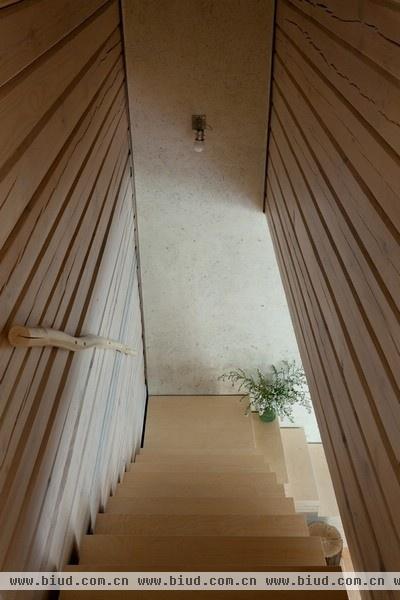 原木色地板素雅清新 乌克兰环保住宅设计(图)