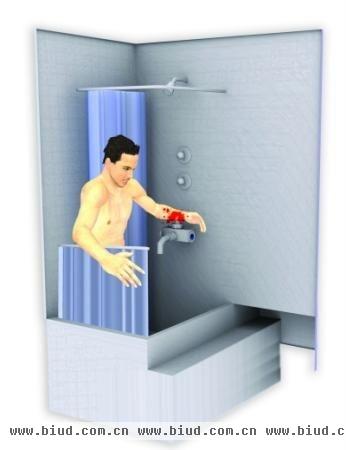 男子洗澡滑倒扎伤胳膊 小心卫生间墙上的水龙头