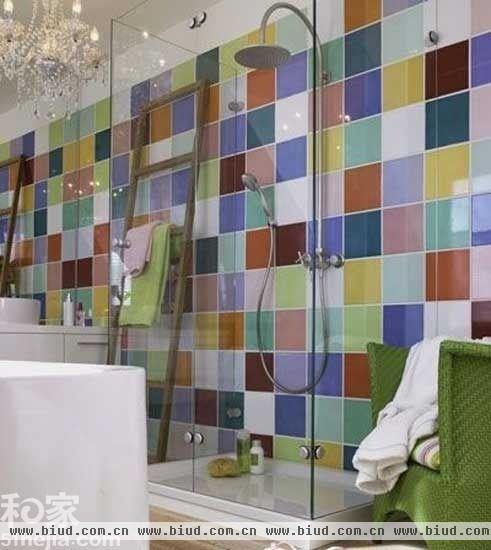 多色瓷砖混搭打造活力卫浴间