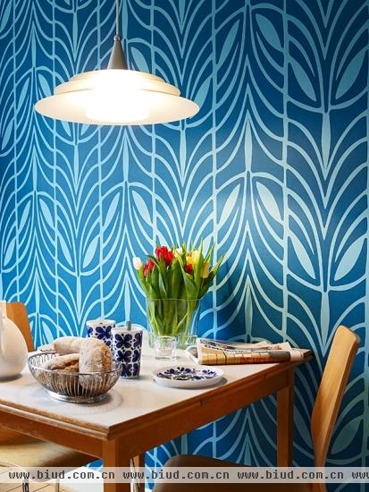 53平蔚蓝色温馨公寓 蓝色壁纸的艺术魅力(图)