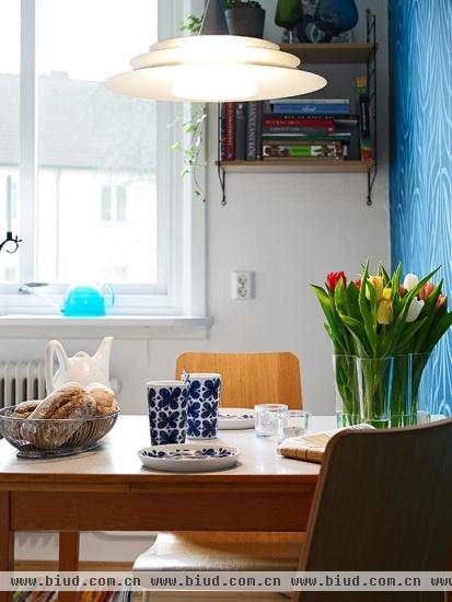 53平蔚蓝色温馨公寓 蓝色壁纸的艺术魅力(图)