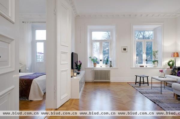 93平米的白色公寓 质感地板带来精致感觉(图)