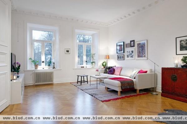 93平米的白色公寓 质感地板带来精致感觉(图)