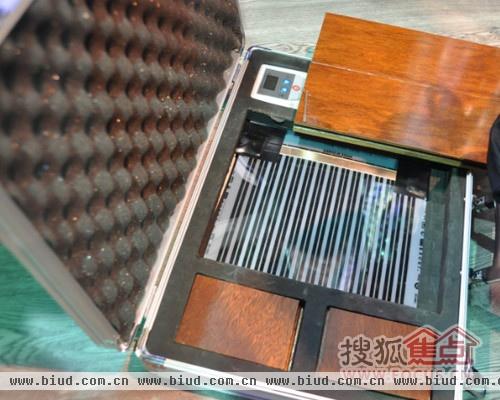 某地板企业在上海国际地板展上展示其实木地热产品