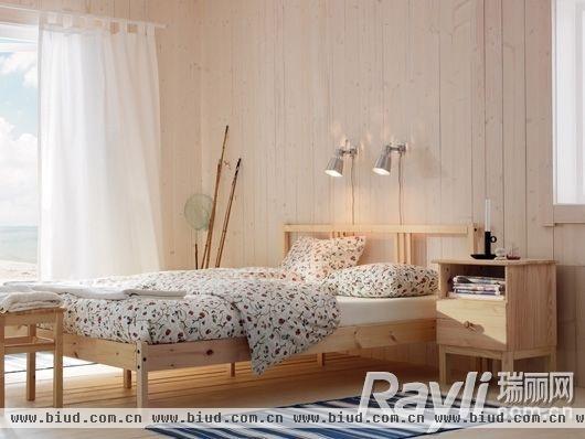 原质原味不加修饰的木质墙面、地板以及家具整体卧室透着自然的清新。宜家
