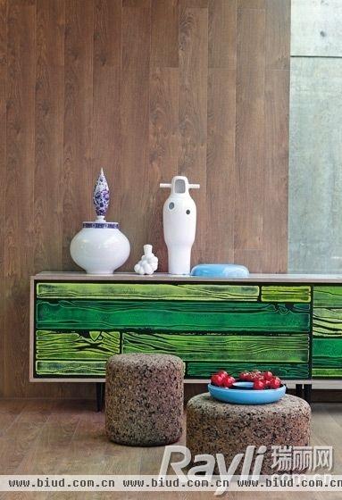 Ogallery　木板拼接墙和木屑压缩坐墩和茶几，返璞归真中更见自然魅力。