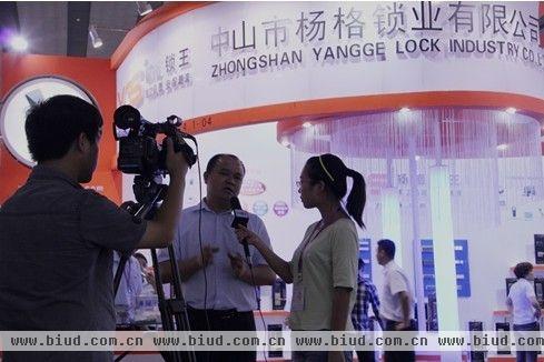 图说：杨格锁业总经理汪辉坪接受记者采访