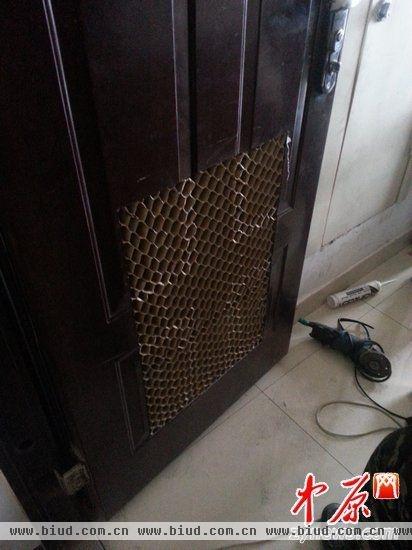 郑州一小区防盗门填充物为纸板 回应：国家允许