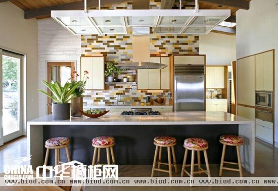 时尚欧式橱柜效果图 打造多功能厨房空间