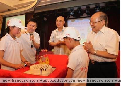 陈伟鸿先生、刘光和先生和郑渊洁先生为当天过生日的小朋友送上祝福
