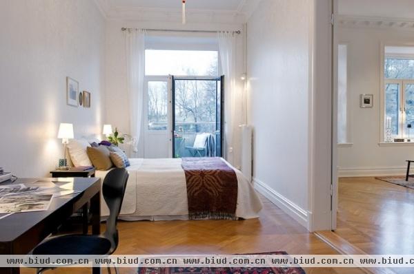 93平米白色精致公寓 木质地板充满设计感(图)