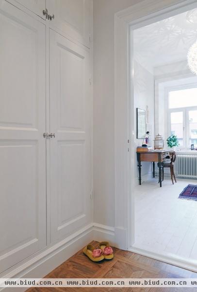 93平米白色精致公寓 木质地板充满设计感(图)