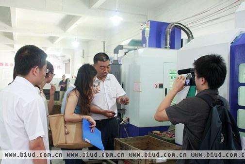 搜狐团队采访拍摄恒洁开平工厂生产
