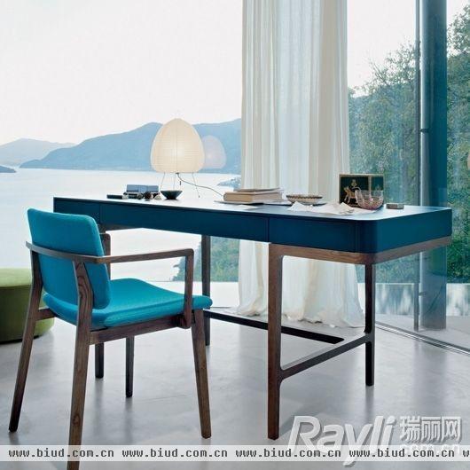 蓝色与木色的办公桌椅让办公区显得更轻松惬意　