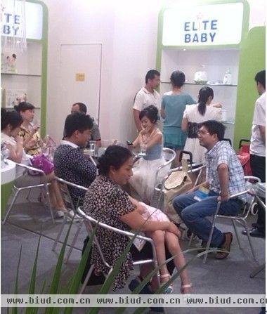 精婴电器展位经销商在参观精婴产品