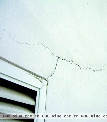 墙面裂缝产生的原因及处理方法