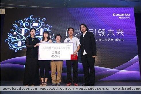 图三：石大宇先生与王小慧女士共同为获得二等奖的学生颁奖