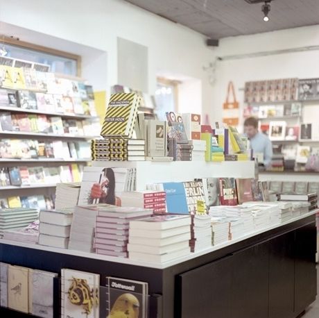 位于瑞典首都斯德哥尔摩的Papercut是一家专营杂志、电影音乐书籍、DVD、唱片以及想象类杂货的书店