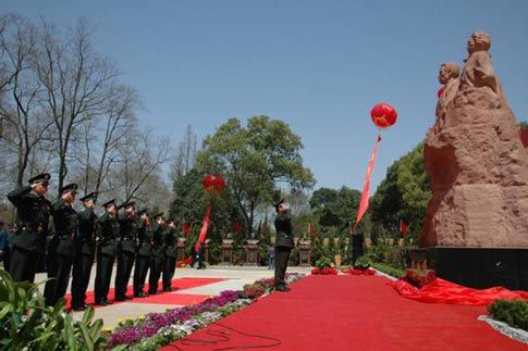 驻汉武警部队在洪山区九峰山安林苑见义勇为英烈碑广场举行清明祭扫活动