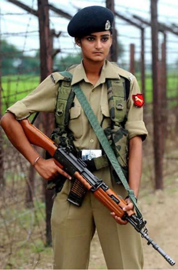 是印度的，普通陆军打扮。