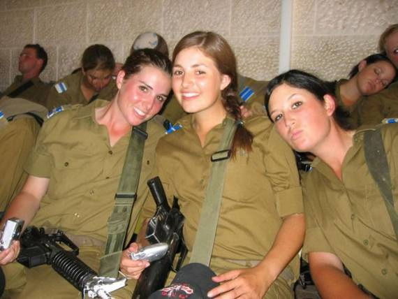 上图的冤家，以色列女兵。以色列女兵已随身带枪而闻名。
