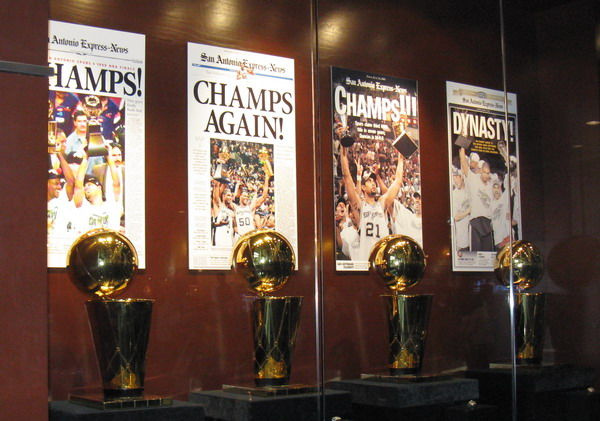 马刺于AT&T中心展示出他们的四个拉里·奥布莱恩冠军奖杯
