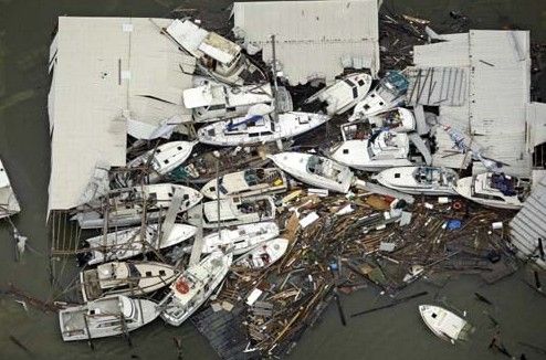 被飓风毁坏的船只