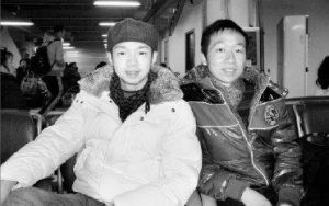 李俊(右)和雷磊准备一同从汉口火车站前往北京
