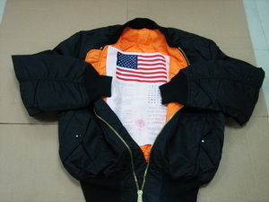 贴过血符的MA-1飞行夹克，关键时辰橘色面的衬里可以反过来穿。